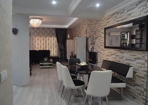 شقة بنتهاوس فاخرة مفروشة في وسط شارع بربروس من منطقة محمودلار – ألانيا