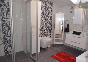 شقة بنتهاوس فاخرة مفروشة في وسط شارع بربروس من منطقة محمودلار – ألانيا