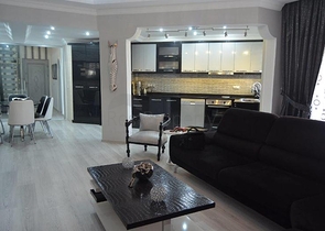 شقة بنتهاوس فاخرة مفروشة في وسط شارع بربروس من منطقة محمودلار – ألانيا