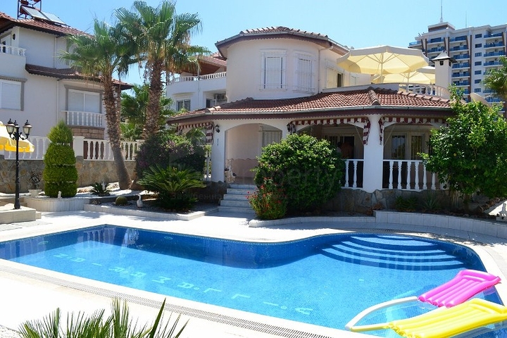 فيلا باطلالة رائعة ماهموت لار الانيا