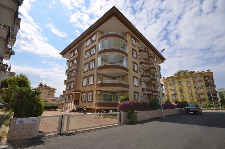 شقة بمساحة واسعة مؤثثة بالكامل في مركز منطقة أوبا – ألانيا