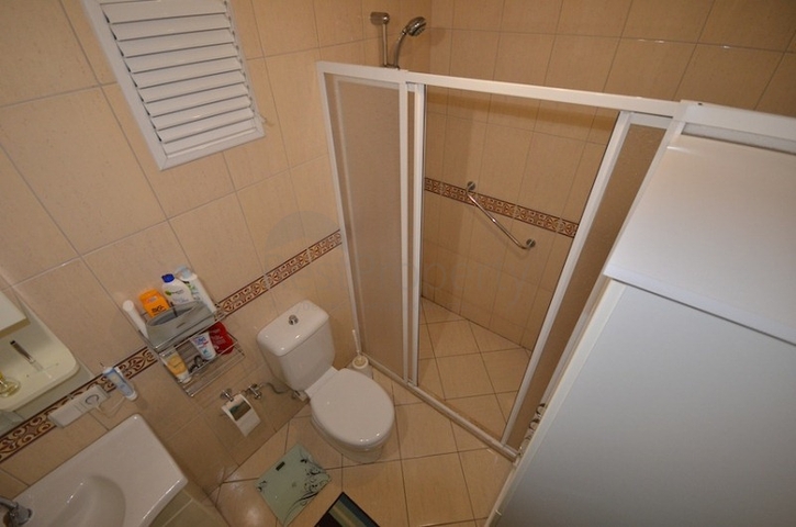 شقة بمساحة واسعة مؤثثة بالكامل في مركز منطقة أوبا – ألانيا