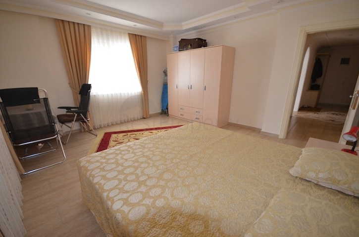 شقة بمساحة واسعة مؤثثة بالكامل في مركز منطقة أوبا – ألانيا