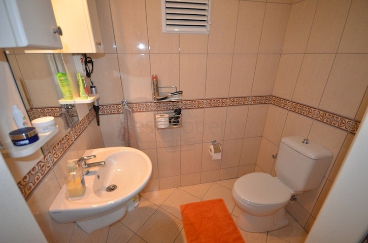 شقة بمساحة واسعة مؤثثة بالكامل في مركز منطقة أوبا – ألانيا