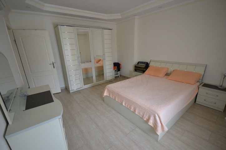 شقة بمساحة واسعة مؤثثة بالكامل في مركز منطقة أوبا – ألانيا