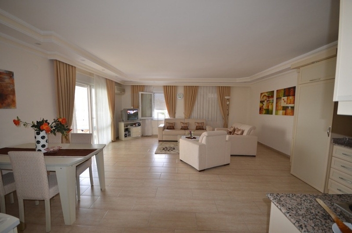 شقة بمساحة واسعة مؤثثة بالكامل في مركز منطقة أوبا – ألانيا