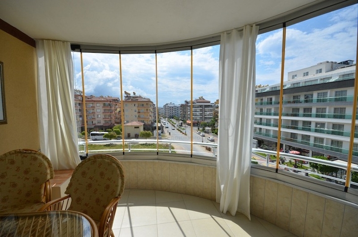 شقة بمساحة واسعة مؤثثة بالكامل في مركز منطقة أوبا – ألانيا