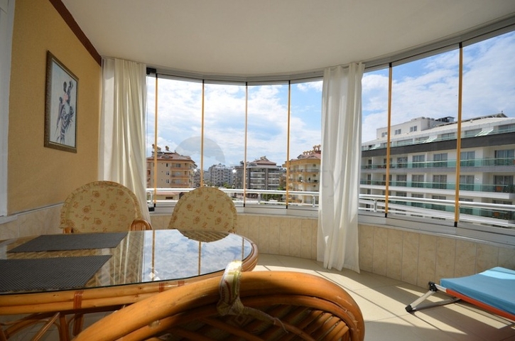 شقة بمساحة واسعة مؤثثة بالكامل في مركز منطقة أوبا – ألانيا