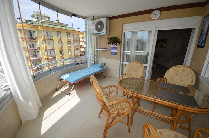 شقة بمساحة واسعة مؤثثة بالكامل في مركز منطقة أوبا – ألانيا