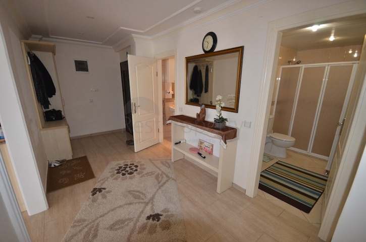 شقة بمساحة واسعة مؤثثة بالكامل في مركز منطقة أوبا – ألانيا