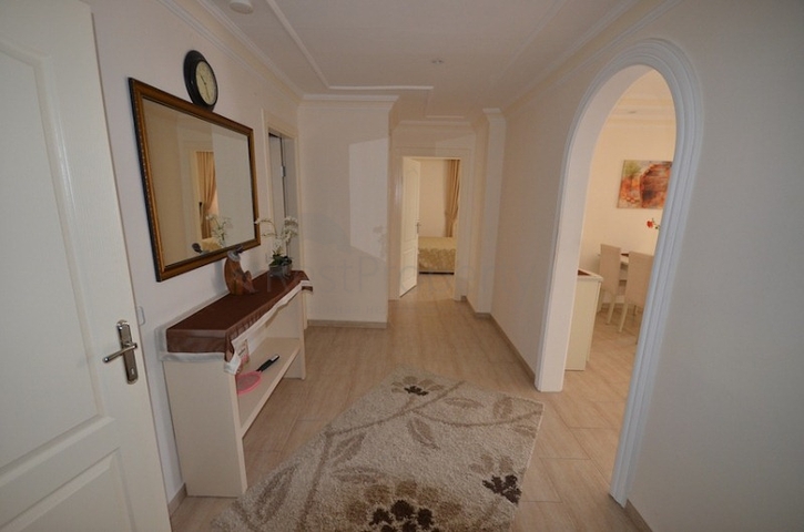 شقة بمساحة واسعة مؤثثة بالكامل في مركز منطقة أوبا – ألانيا