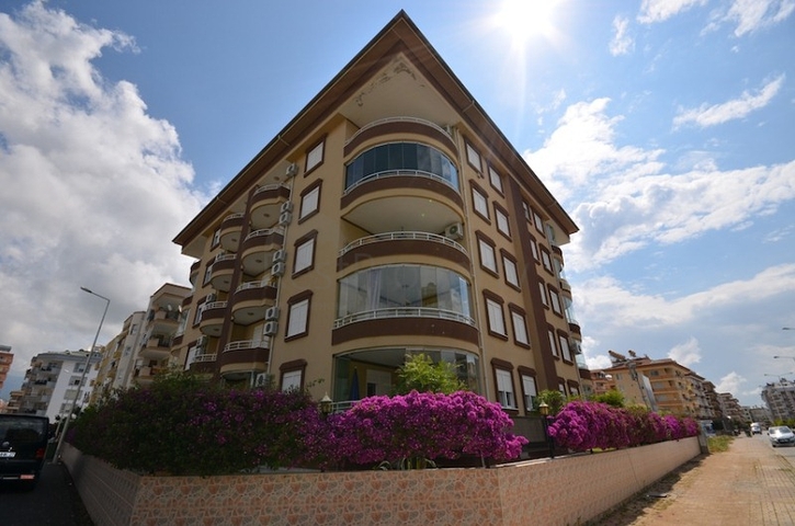 شقة بمساحة واسعة مؤثثة بالكامل في مركز منطقة أوبا – ألانيا