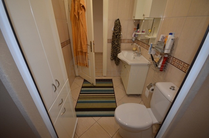 شقة بمساحة واسعة مؤثثة بالكامل في مركز منطقة أوبا – ألانيا