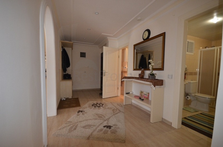 شقة بمساحة واسعة مؤثثة بالكامل في مركز منطقة أوبا – ألانيا