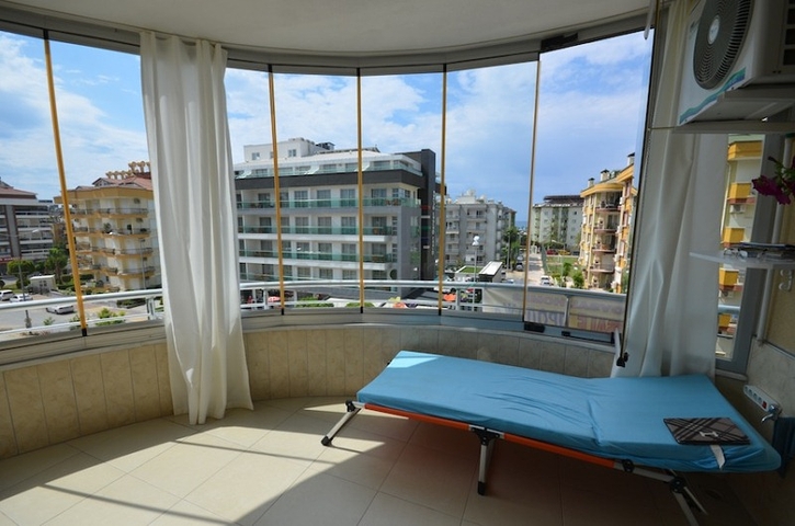 شقة بمساحة واسعة مؤثثة بالكامل في مركز منطقة أوبا – ألانيا