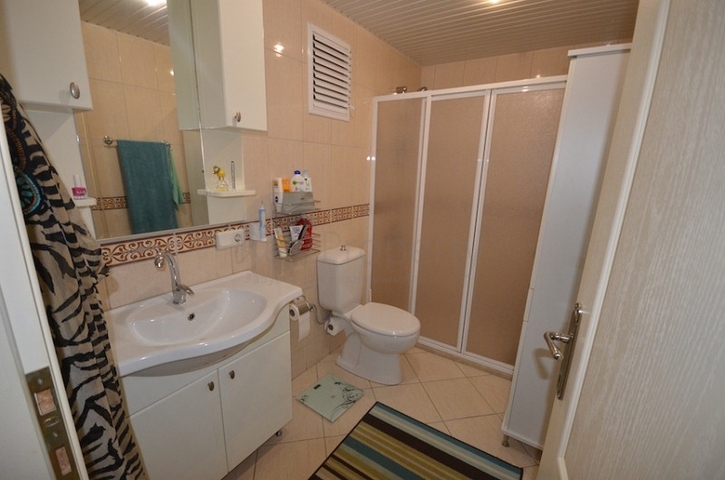 شقة بمساحة واسعة مؤثثة بالكامل في مركز منطقة أوبا – ألانيا