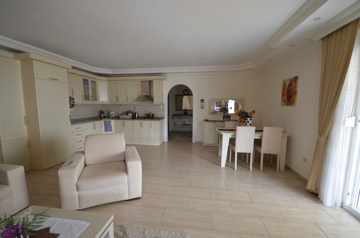 شقة بمساحة واسعة مؤثثة بالكامل في مركز منطقة أوبا – ألانيا