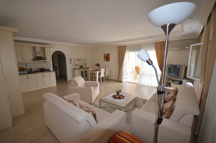 شقة بمساحة واسعة مؤثثة بالكامل في مركز منطقة أوبا – ألانيا