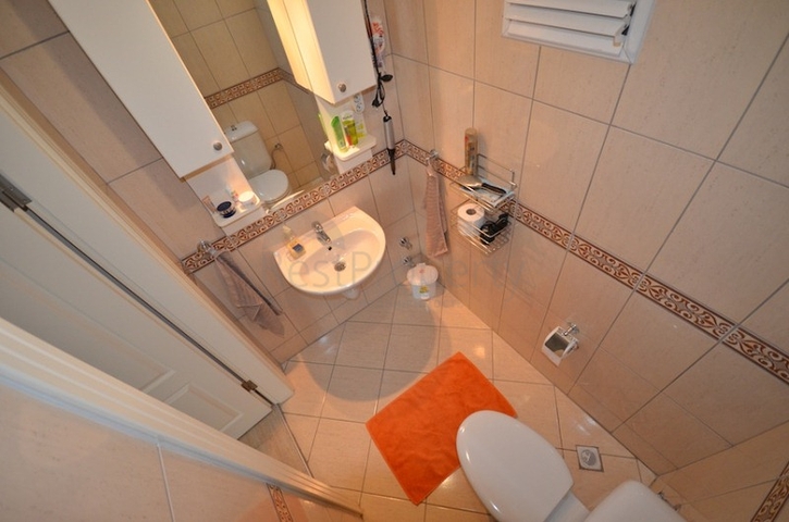 شقة بمساحة واسعة مؤثثة بالكامل في مركز منطقة أوبا – ألانيا