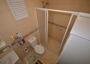 شقة بمساحة واسعة مؤثثة بالكامل في مركز منطقة أوبا – ألانيا