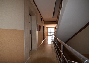 شقة بمساحة واسعة مؤثثة بالكامل في مركز منطقة أوبا – ألانيا