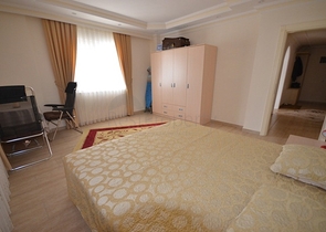 شقة بمساحة واسعة مؤثثة بالكامل في مركز منطقة أوبا – ألانيا