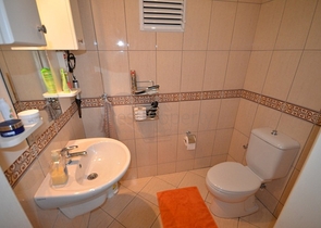 شقة بمساحة واسعة مؤثثة بالكامل في مركز منطقة أوبا – ألانيا