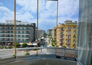 شقة بمساحة واسعة مؤثثة بالكامل في مركز منطقة أوبا – ألانيا