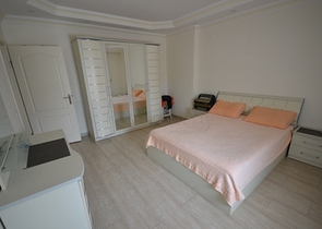 شقة بمساحة واسعة مؤثثة بالكامل في مركز منطقة أوبا – ألانيا