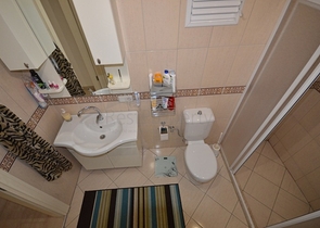 شقة بمساحة واسعة مؤثثة بالكامل في مركز منطقة أوبا – ألانيا