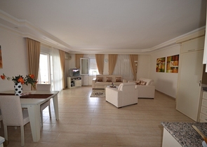 شقة بمساحة واسعة مؤثثة بالكامل في مركز منطقة أوبا – ألانيا