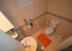 شقة بمساحة واسعة مؤثثة بالكامل في مركز منطقة أوبا – ألانيا