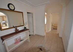 شقة بمساحة واسعة مؤثثة بالكامل في مركز منطقة أوبا – ألانيا