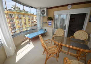 شقة بمساحة واسعة مؤثثة بالكامل في مركز منطقة أوبا – ألانيا