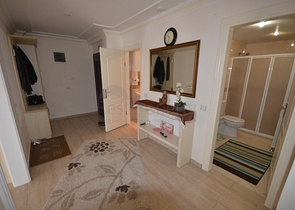 شقة بمساحة واسعة مؤثثة بالكامل في مركز منطقة أوبا – ألانيا