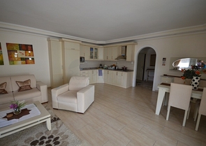 شقة بمساحة واسعة مؤثثة بالكامل في مركز منطقة أوبا – ألانيا