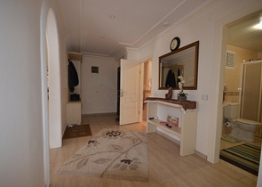 شقة بمساحة واسعة مؤثثة بالكامل في مركز منطقة أوبا – ألانيا