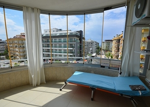 شقة بمساحة واسعة مؤثثة بالكامل في مركز منطقة أوبا – ألانيا