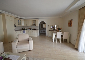 شقة بمساحة واسعة مؤثثة بالكامل في مركز منطقة أوبا – ألانيا