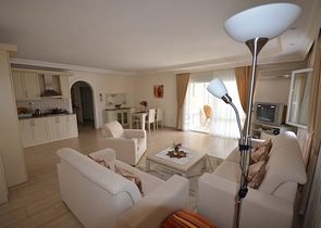 شقة بمساحة واسعة مؤثثة بالكامل في مركز منطقة أوبا – ألانيا