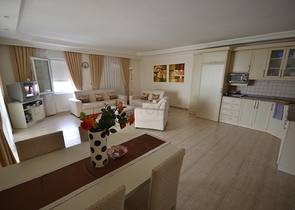 شقة بمساحة واسعة مؤثثة بالكامل في مركز منطقة أوبا – ألانيا