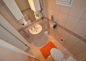 شقة بمساحة واسعة مؤثثة بالكامل في مركز منطقة أوبا – ألانيا