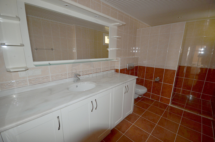 شقة واسعة بغرفتي نوم في محمود لار / الانيا