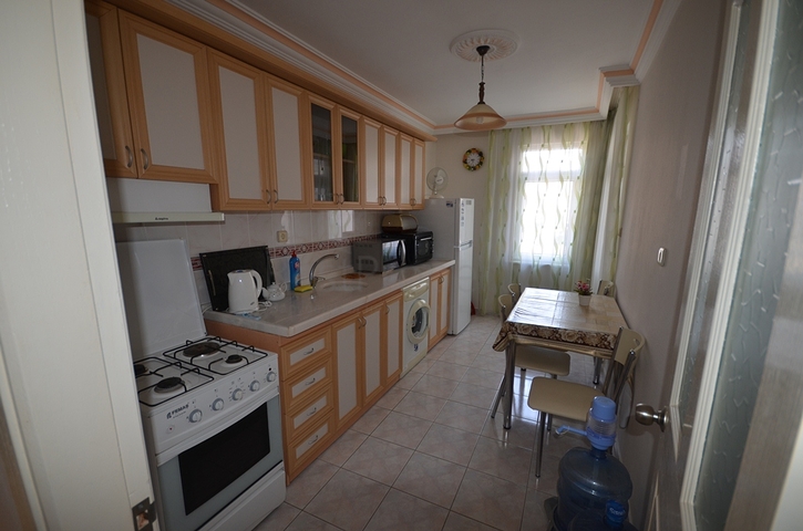 شقة بغرفتي نوم تبعد 200 متر عن شاطئ المتوسط وبسعر جيد