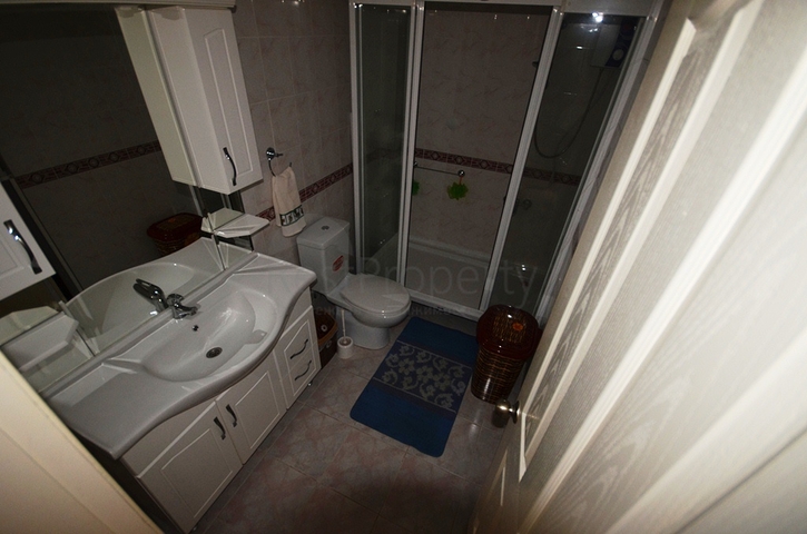 شقة بغرفتي نوم تبعد 200 متر عن شاطئ المتوسط وبسعر جيد