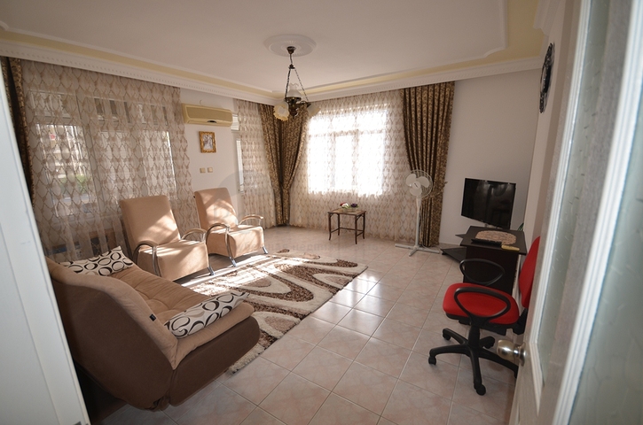 شقة بغرفتي نوم تبعد 200 متر عن شاطئ المتوسط وبسعر جيد