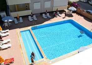 شقة بغرفتي نوم تبعد 200 متر عن شاطئ المتوسط وبسعر جيد