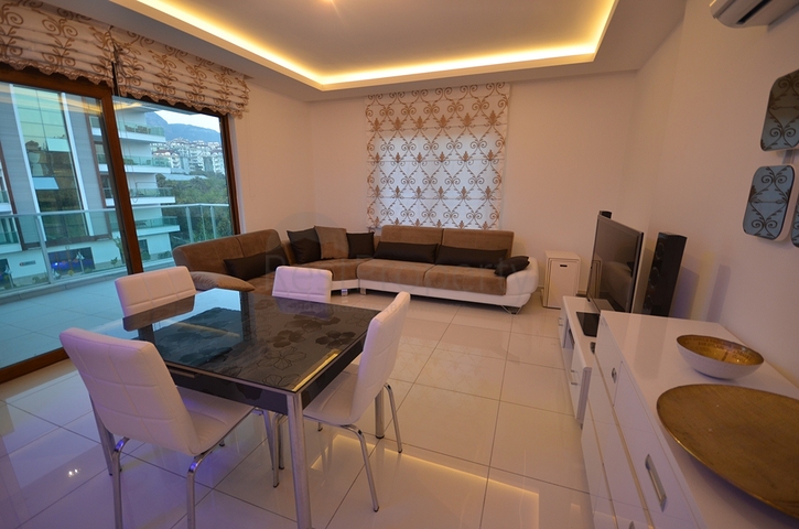 شقق فاخرة على ضفة النهر في اوبا - الانيا