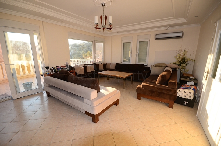 فيلا واسعة بثلاث غرف نوم و غرفتي معيشة باطلالة بحرية