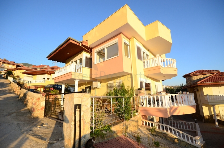 فيلا واسعة بثلاث غرف نوم و غرفتي معيشة باطلالة بحرية